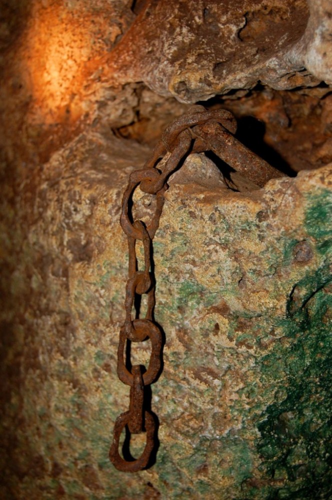 Shimoni-Chain-680x1024